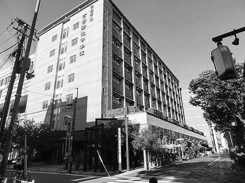 1階に飲食店の入る京都御池中学校