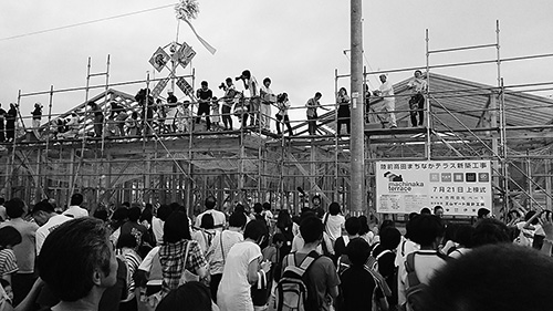 2017年7月21日。建設中の店舗の上棟式の餅まき（陸前高田市の中心市街地で）、撮影は筆者