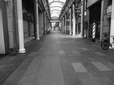 土曜日なのに誰もいない中央商店街