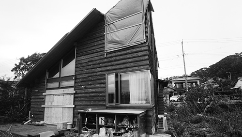 側壁と屋根が飛ばされた住宅。