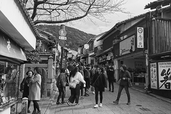 京都・東山区三年坂（産寧坂）に続く松原通の賑わい。筆者撮影。