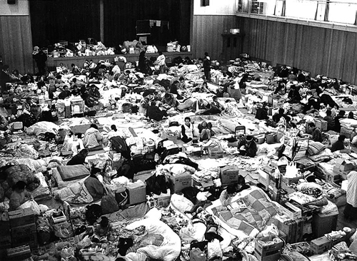 避難所の様子。上から、1995年阪神・淡路大震災、2016年熊本地震（水谷嘉浩氏撮影）①