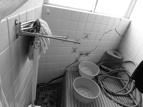 床が傾き、トイレ・風呂が壊れたままの在宅被災者の住宅（2018年9月、石巻、筆者撮影）。
