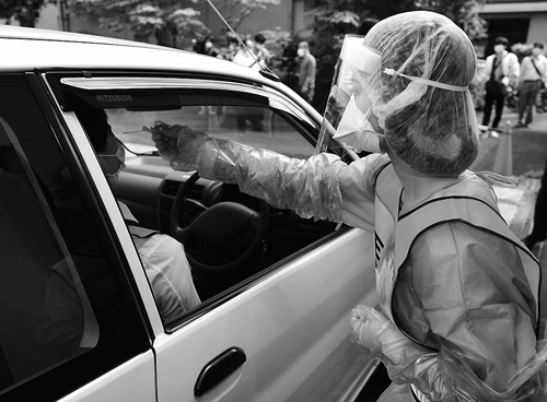 報道陣に公開されたドライブスルー方式のPCR検査＝愛知県豊明市の県瀬戸保健所豊明保健分室で。（2020年5月12日、兵蔵公治撮影、写真：毎日新聞社／アフロ）