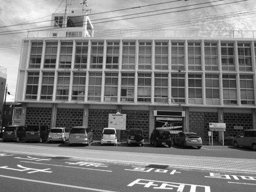 垂水市役所現庁舍。写真は筆者提供。