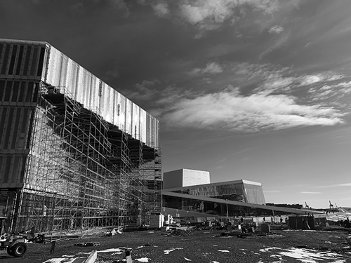 オスロ中央駅とオペラハウスの間に建設されたダイクマン・ビヨルビカ図書館。