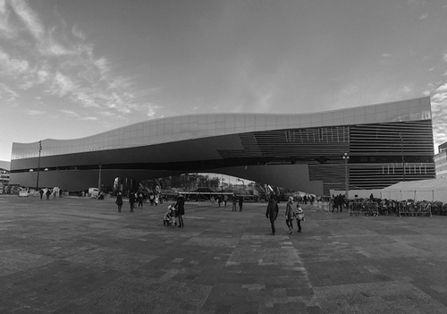 ヘルシンキ中央駅と国会議事堂の間に建設されたオーディ図書館。